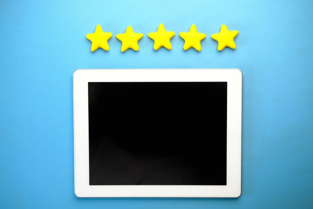 Five-star rating icons next to a tablet, representing top-reviewed carpet cleaning companies