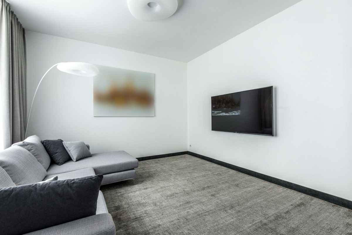 Clean carpeted living room in a New Haven County, Connecticut home