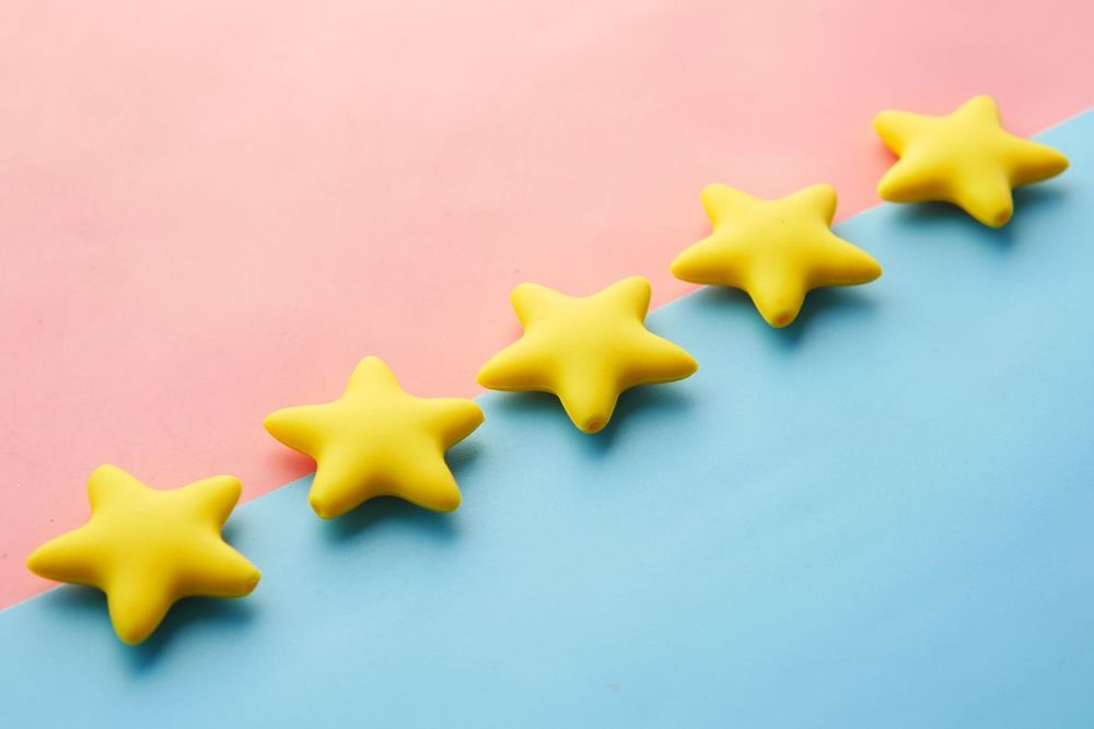 Five-star rating graphic representing top-reviewed carpet cleaning companies near Hamden, CT